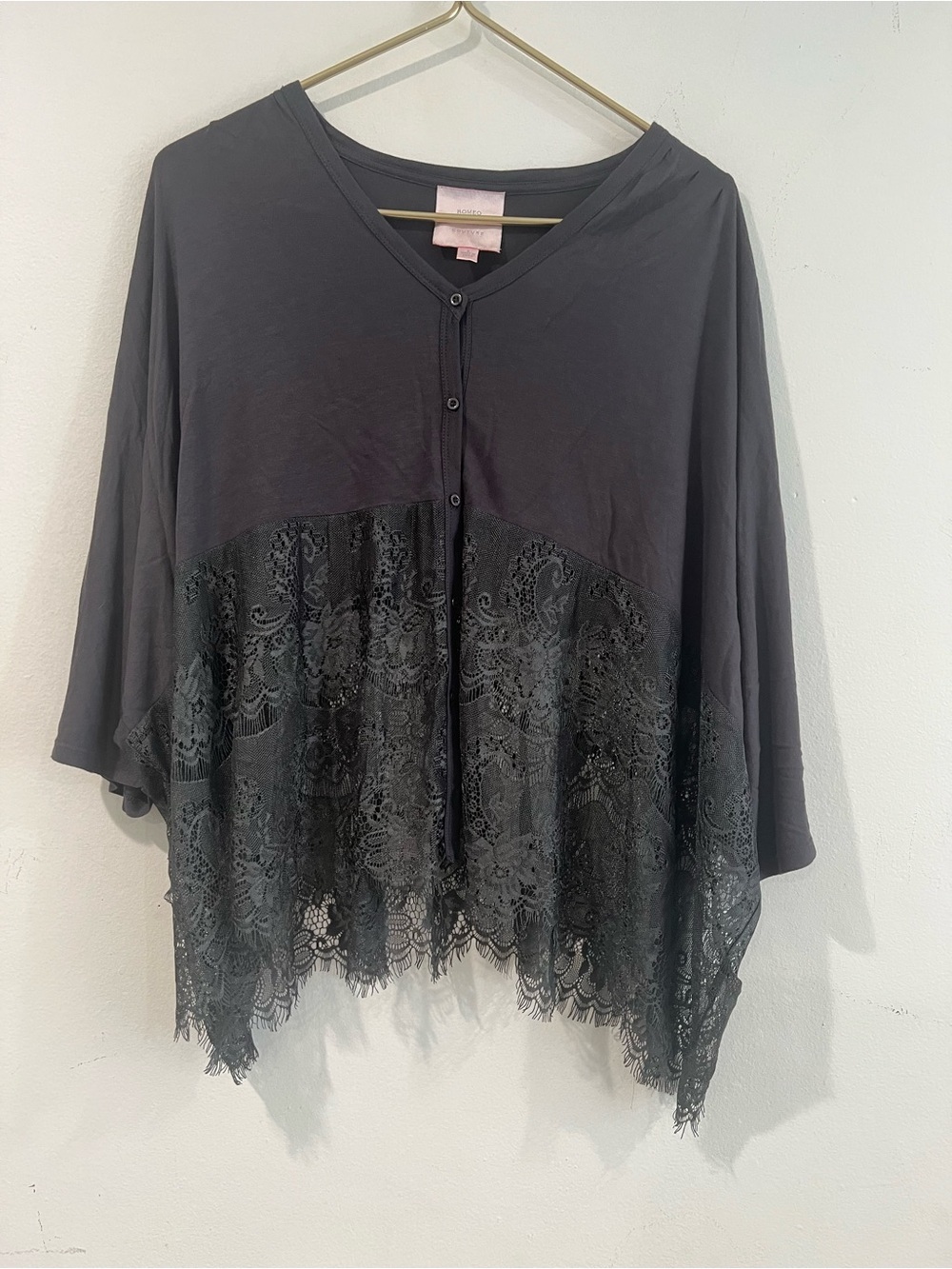 ROMEO & JULIET  gray  Lace-Hem Women's Top - Elegant V-Neck Button oversized S